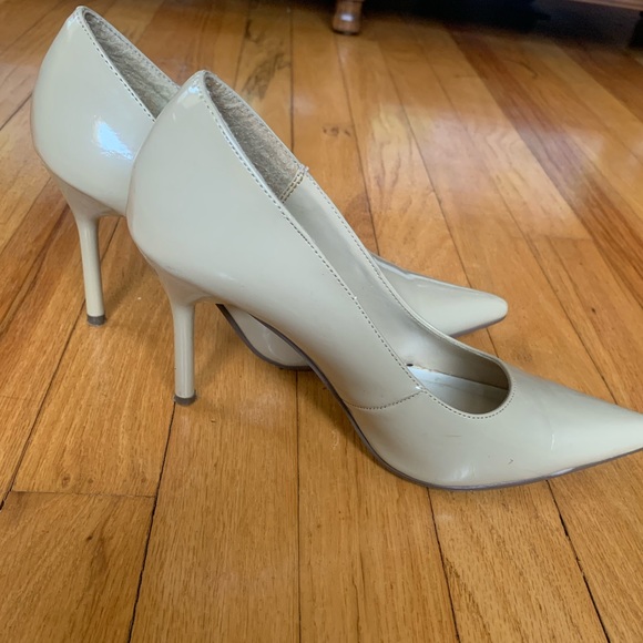 A pair of Delicious heels. - Picture 2 of 2